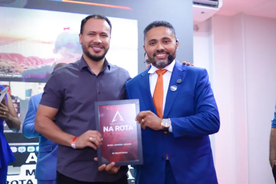 Advogado com a placa da imersão, ao lado do Dr. Fabilson