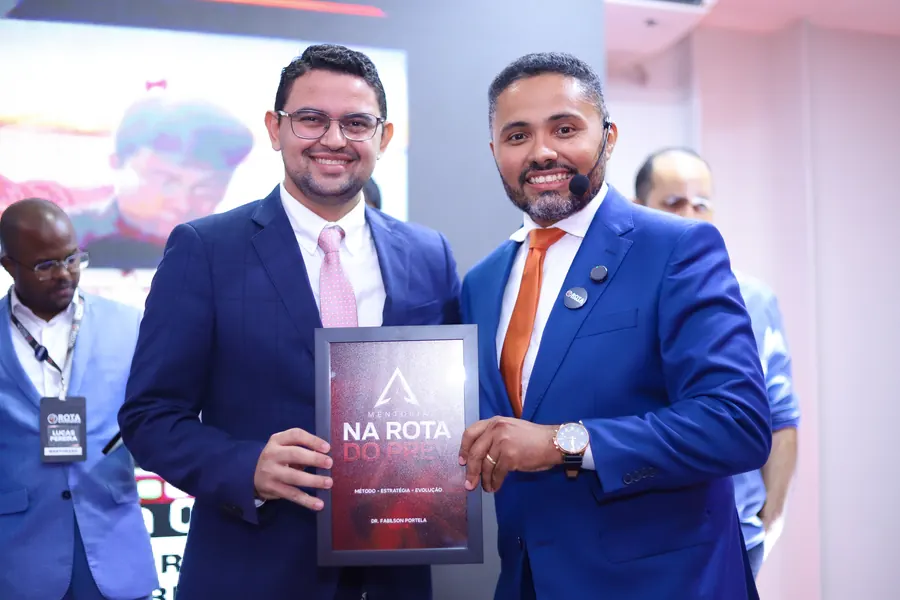 Advogado com a placa da imersão, ao lado do Dr. Fabilson