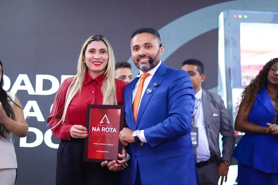 Advogada com a placa da imersão, ao lado do Dr. Fabilson