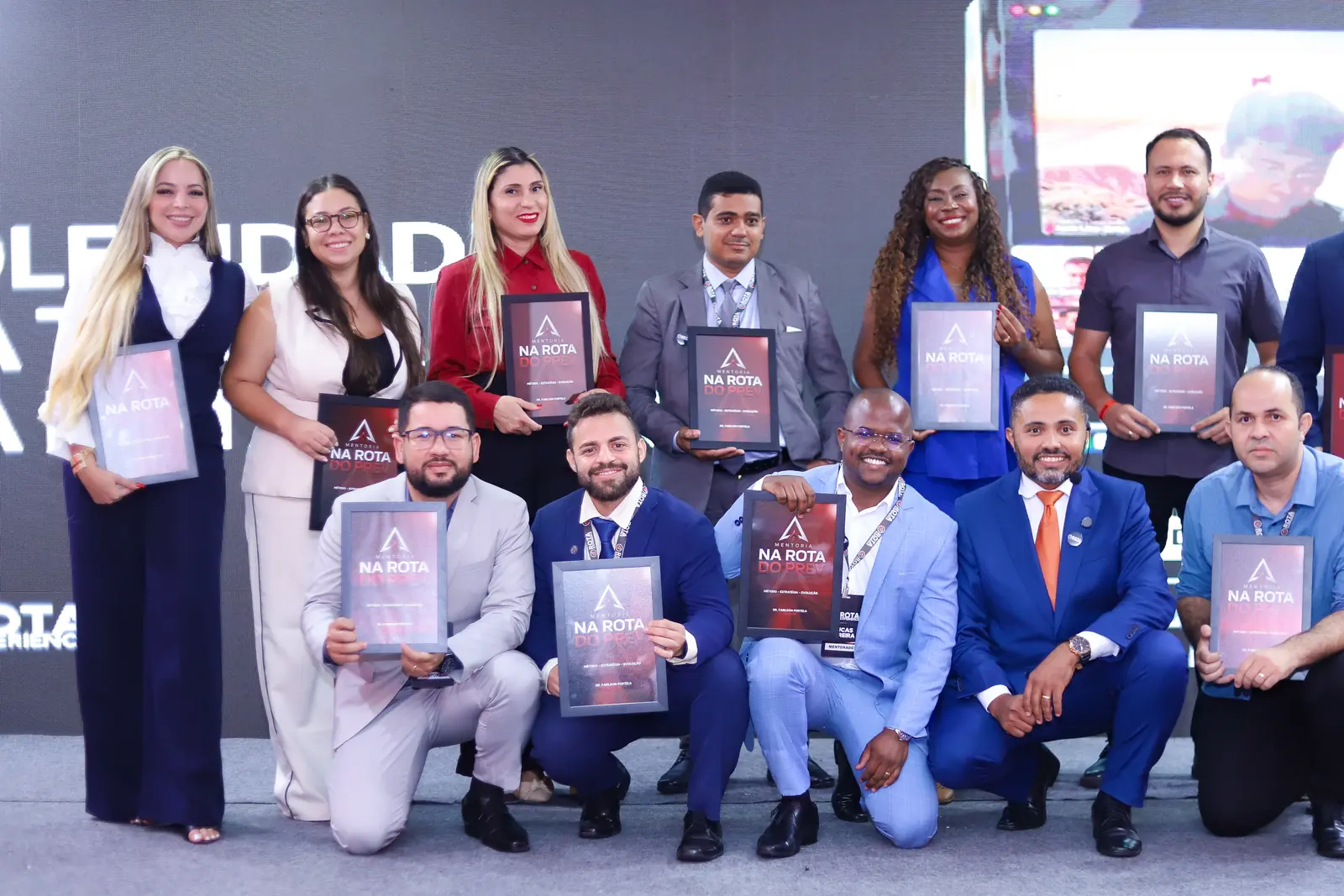 Alunos recebendo o certificado da Mentoria Na Rota do Prev, ao lado do Dr. Fabilson.